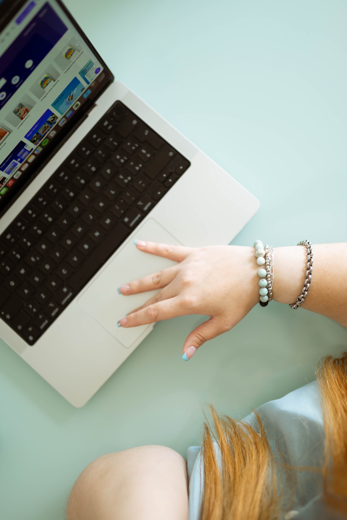Le mani di Elisa al lavoro sul Mac