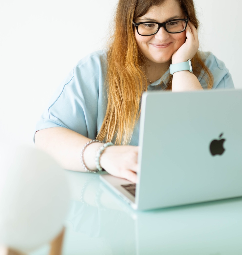 Elisa Agresti al lavoro con il Mac durante una sessione con Claude